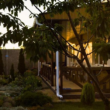 Три Кошки Hotell Tsjornomorsk Eksteriør bilde