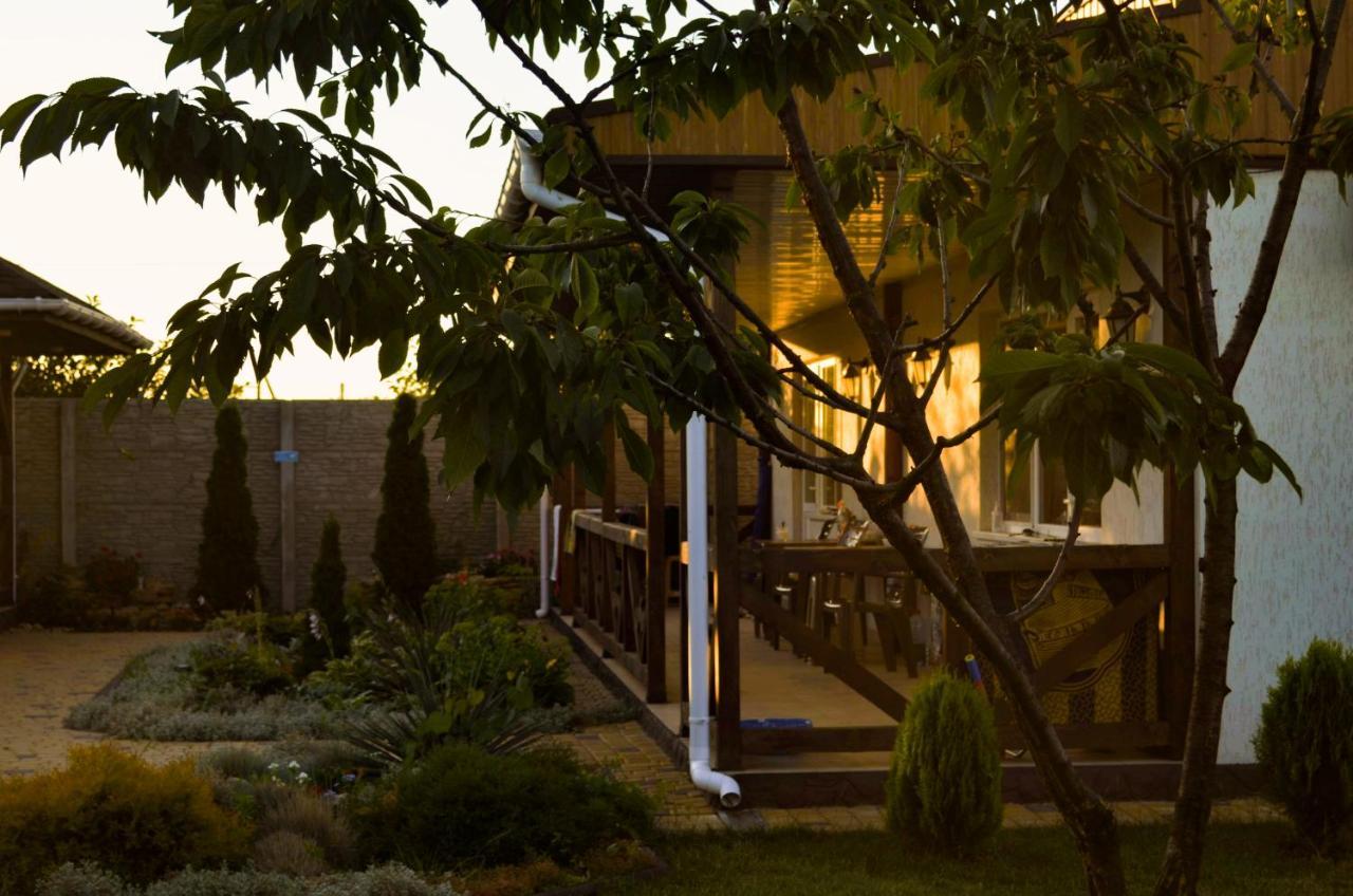 Три Кошки Hotell Tsjornomorsk Eksteriør bilde