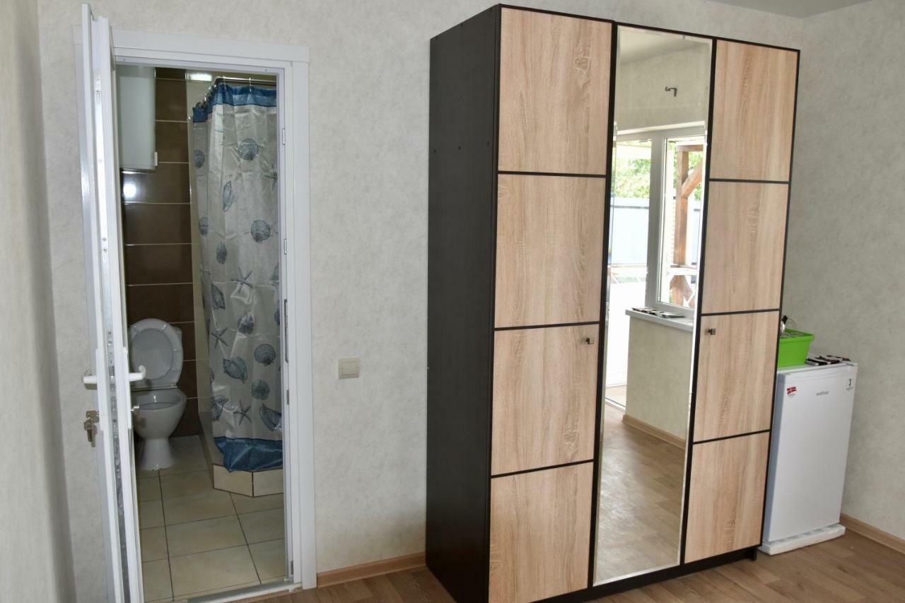 Три Кошки Hotell Tsjornomorsk Eksteriør bilde