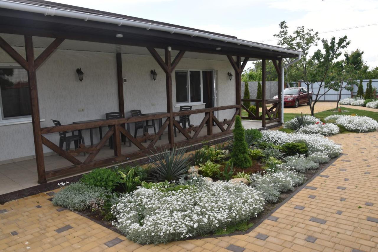 Три Кошки Hotell Tsjornomorsk Eksteriør bilde
