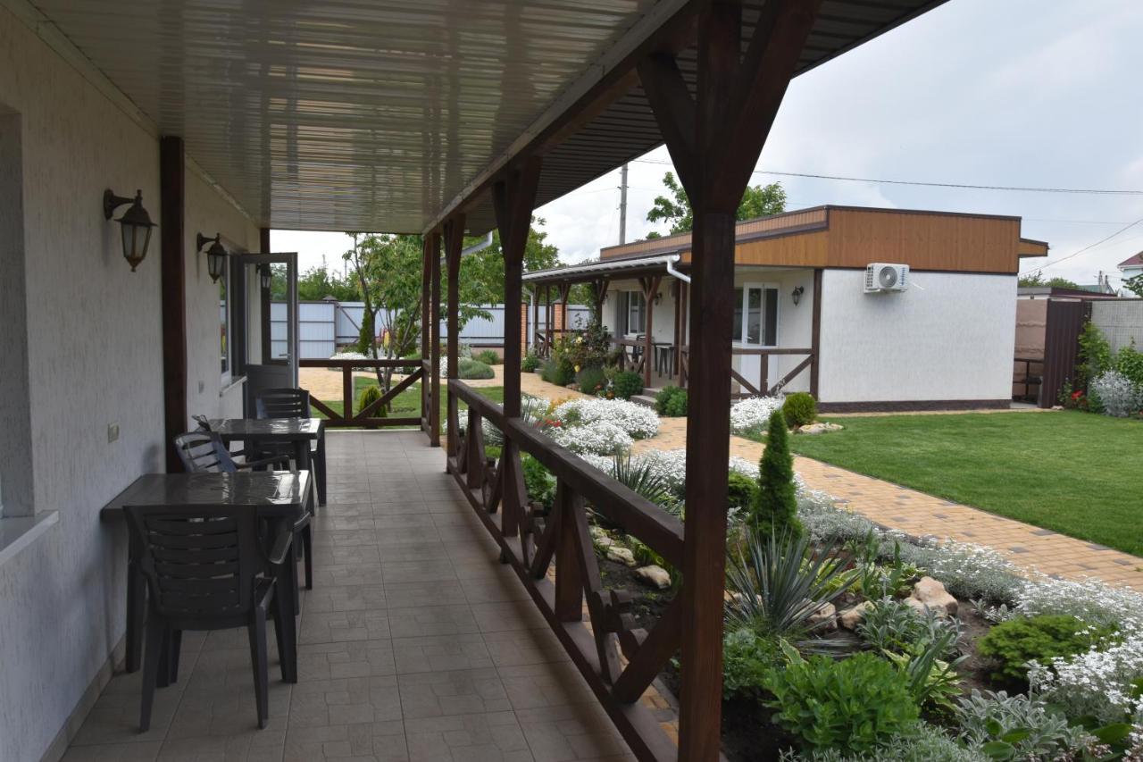 Три Кошки Hotell Tsjornomorsk Eksteriør bilde