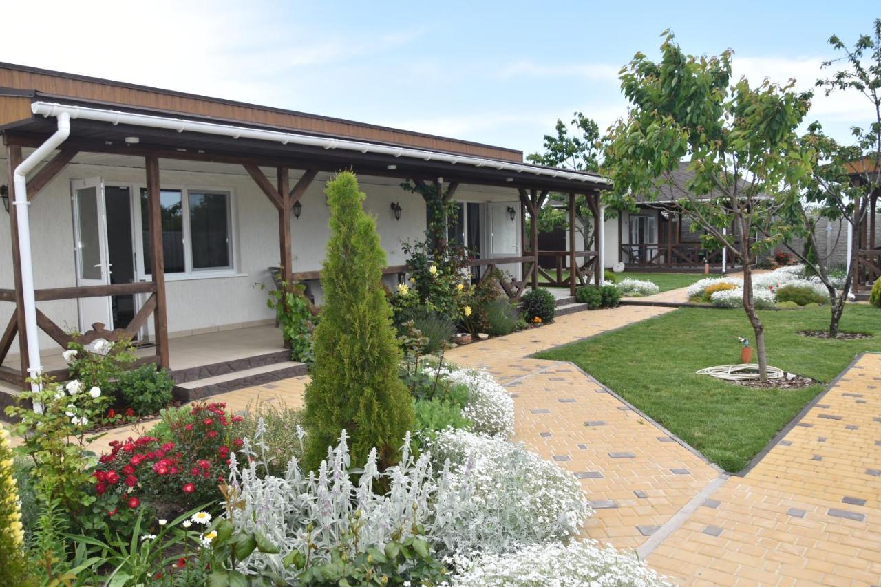Три Кошки Hotell Tsjornomorsk Eksteriør bilde